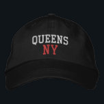 Boné QUEENS NY Branco simples e vermelho em preto<br><div class="desc">QUEENS NY Branco e Vermelho bordados em chapéu de algodão preto. O bordado é personalizável para outras opções de cor selecionando o botão da ferramenta "Editar Design". Também está disponível a opção de selecionar essa cor na página do item principal.</div>