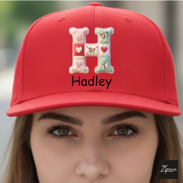 Boné Quilted Patchwork Initial Letter H Nursery (This is a sample design. There are several models to choose from, with the name and color changed.)