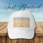 Boné Recem casados, Dusty Blue Beach Wedding 2 Heart<br><div class="desc">Recem casados,  Dusty Blue Beach Casando 2 Corações Areia | A Torre de Praia da noiva com os novos nomes de "Vestes de Lua de mel",  toalha de praia.</div>