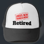 Boné Reforma engraçada com novo selo de gestão<br><div class="desc">Retirada engraçada sob o novo manejo do "Trucker Hat". Uma citação humorística para pessoas aposentadas. Legal presente para o pai,  irmão,  tio,  marido,  avô,  colega de trabalho,  chefe,  amigo,  funcionário,  etc. Design de carimbo de vindima.</div>