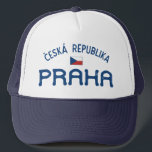 Boné República Checa (Praha), em situação de desconfort<br><div class="desc">Trabalho de arte Copyright © 2018 Jessica Hake, HakeDesign. Esta camisa apresenta um design de colheita angustiado que diz Praha (Praga) Ceska Republika (República Checa) e tem a bandeira checa. Isto é perfeito como presente para alguém de ascendência checa, ou como lembrança turística para quando você viagem para Praga, Cesko...</div>