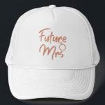 Boné Rosa ouro Futuro Sra. Trucker Hat<br><div class="desc">Turquesa espumante Futuro A Sra. design é excelente para Chá de panela ou Festa de solteira, festas de noivado e fotos. O sobrenome pode ser facilmente alterado. Futuro, Sra. Coloração disponível em 6 cores vibrantes e lúcidas para combinar com o seu tema de roupa e cor: Azul, Dourado, Prata, Rosa...</div>