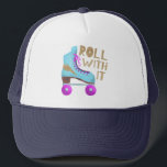 Boné ROTULAGEM COM ELE | Skate Vintage Rollers<br><div class="desc">Design de diversão para amantes de anos 80 ou patinadores de rolos com uma ilustração retrorativa de um skate de rolo em azul com um parafuso de brilho dourado preto projetado sobre ele. O texto da tipografia diz "ROLL WITH IT" em fontes escritas à mão divertida. Citação inspiradora e engraçada....</div>