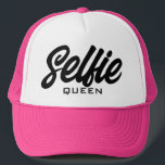 Boné Selfie Queen Funny Pink Trucker Hat<br><div class="desc">O chapéu de caminhoneiro rosa para mulheres e raparigas da Rainha Selfie. Boné de beisebol rosa personalizado para aqueles que adoram fotos falantes. design de na moda. Disponível em outras cores legal também. Boa ideia de presente de aniversário para amigos,  família,  adolescente,  adolescente,  irmã,  namorada etc.</div>