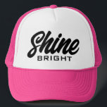 Boné Shine Bright Trucker Hat com citação motivacional<br><div class="desc">O Chapéu do Cavaleiro Brilhante com citação motivacional. Boné de baseball rosa personalizado com tipografia de script. design de na moda. Disponível em cores diferentes. Adicione a sua própria citação fofa ou dizendo opcionalmente. Boa ideia de presente de aniversário para amigos e família.</div>