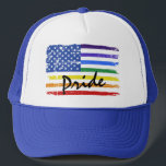 Boné Sinalizador orgulho gay Arco-Íris<br><div class="desc">Orgulho gay com uma bandeira americana em apuros com listras coloridas do arco-íris. Personalize com seu texto (inicialmente definido como "Orgulho") ou deixe o vazio.</div>