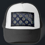 Boné SlipperyJoe's Happy Hanukkah, estrela múltipla do<br><div class="desc">Feliz Hanukkah,  de SlipperyJoe,  com múltiplas estrelas de símbolos David Celebração artística Judaica Hebraica Chanukah dá decorações religião judaísmo símbolo significativo contextos culturais religiosos relevantes em vários formatos hexagonais azul escuro matizes roxos escuros fundo abstrato em camadas aparência texturizada</div>