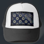 Boné SlipperyJoe's Happy Hanukkah, estrela múltipla do<br><div class="desc">Feliz Hanukkah, de SlipperyJoe, com múltiplas estrelas de símbolos David Celebração artística Judaica Hebraica Chanukah dá decorações religião judaísmo símbolo significativo contextos culturais religiosos relevantes em vários formatos hexagonais azul escuro matizes roxos escuros fundo abstrato em camadas aparência texturizada</div>