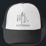Boné Sobrenome Silver Foil e White Trucker Hat<br><div class="desc">Sr. Sobrenome Silver Foil e Chapéu Branco do Caminhoneiro para Ele. O chapéu de caminhoneiro do Sr. Sobrenome como uma sra. hat na mesma coleção.</div>