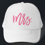 Boné Sra. Pink Chic Script<br><div class="desc">Este design de chapéu é perfeito para a noiva recém-casada e apresenta "Sra." em um brilhante roteiro de pincel rosa-quente.</div>