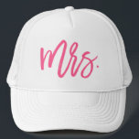 Boné Sra. Pink Chic Script<br><div class="desc">Este design de chapéu é perfeito para a noiva recém-casada e apresenta "Sra." em um brilhante roteiro de pincel rosa-quente.</div>