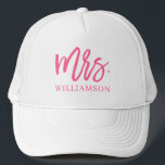 Boné Sra. Script Personalizada<br><div class="desc">Mostre seu novo sobrenome com este bonito chapéu com um moderno roteiro de pincel em rosa quente.</div>