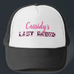 Boné Sua última Festa de solteira de Garçola Disco Rode<br><div class="desc">Celebrar noivas para estar com essas cowgirl da discoteca temem chapéus personalizados de festa de solteira. Eles apresentam o slogan divertido "ÚLTIMO RODEO" em letras estampadas de preto e branco,  com o nome da noiva acima em letras rosa.</div>