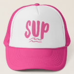 Boné SUP Coloque o Conselho Paddle Pink Trucker Hat<br><div class="desc">O caminhoneiro impresso com "SUP",  cor-de-rosa e design de onda branca,  para qualquer pessoa que adora levantar o conselho de remo.</div>