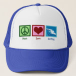 Boné Surfe de Amor pela Paz<br><div class="desc">Um sinal de paz,  um coração,  e lindas ondas azuis caindo no oceano.</div>