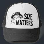 Boné Tamanho é importante! Design de Pesca Engraçado<br><div class="desc">Quando se trata de capturar peixe,  o tamanho é,  sem dúvida,  importante! Este humorístico design de pesca desportiva apresenta um texto grande e um gráfico de peixe saltitante,  certamente um grande golpe para pescadores e mulheres depois de um grande!</div>