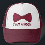 Boné TEAM GROOM Padrinhos de casamento Arco Tie Bowtie<br><div class="desc">Apresenta uma ilustração original de uma gravata pesada de arco,  com TEAM GROOM numa fonte divertida. O Designer está disponível para criar e carregar designs personalizados para corresponder às cores e temas do seu casamento ou evento — clique em "Pedir a este Designer" para iniciar o processo de design!</div>