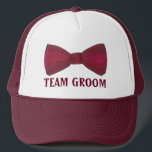 Boné TEAM GROOM Padrinhos de casamento Arco Tie Bowtie<br><div class="desc">Apresenta uma ilustração original de uma gravata pesada de arco,  com TEAM GROOM numa fonte divertida. O Designer está disponível para criar e carregar designs personalizados para corresponder às cores e temas do seu casamento ou evento — clique em "Pedir a este Designer" para iniciar o processo de design!</div>