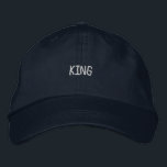 Boné Texto personalizado Premium King Cotton-Hat Men's<br><div class="desc">Exude confiança com este boné marinho exibindo "KING" em bordado ousado. O boné é feito de algodão premium e inclui uma precinta ajustável para um ajustado personalizado e confortável.</div>