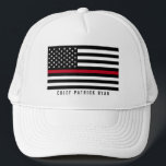 Boné Thin Red Fireglass - American Flag Monograma<br><div class="desc">Este chapéu apresenta um bombeiro preto e branco,  linha vermelha fina,  design de bandeira americana com estrelas e listras sobre fundo preto e um nome para você personalizar.</div>