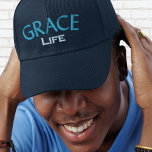 Boné Tipografia Azul Moderna Grace Life Monograma<br><div class="desc">Citações inspiracionais na tipografia "Grace Life". Este boné moderno de baseball em monograma é uma excelente maneira de expressar tanto seu estilo pessoal quanto sua fé. Excelente para aquela cara especial, presentes de casamento para padrinhos de casamento, aniversários e muitas outras ocasiões! Personalize-o com as iniciais do destinatário no verso!...</div>