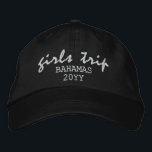 Boné Tipografia de Script Moderno de Viagem de Meninas<br><div class="desc">Girls Trip Modern Script Typografia Personalizada Personalizada Embroiderada Baseball Boné apresenta o texto simples e bordado "Girls Trip" com sua localização personalizada e data ou ano. Perfeito para a sua próxima viagem. Criado pelo Evco Studio www.zazzle.com/store/evcostudio</div>