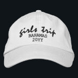 Boné Tipografia de Script Moderno de Viagem de Meninas<br><div class="desc">Girls Trip Modern Script Typografia Personalizada Personalizada Embroiderada Baseball Boné apresenta o texto simples e bordado "Girls Trip" com sua localização personalizada e data ou ano. Perfeito para a sua próxima viagem. Criado pelo Evco Studio www.zazzle.com/store/evcostudio</div>