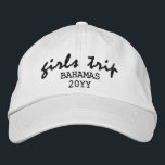 Boné Tipografia de Script Moderno de Viagem de Meninas<br><div class="desc">Girls Trip Modern Script Typografia Personalizada Personalizada Embroiderada Baseball Boné apresenta o texto simples e bordado "Girls Trip" com sua localização personalizada e data ou ano. Perfeito para a sua próxima viagem. Criado pelo Evco Studio www.zazzle.com/store/evcostudio</div>