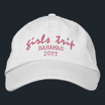 Boné Tipografia de Script Moderno de Viagem de Meninas<br><div class="desc">Girls Trip Modern Script Typografia Personalizada Personalizada Embroiderada Baseball Boné apresenta o texto simples e bordado "Girls Trip" com sua localização personalizada e data ou ano. Perfeito para a sua próxima viagem. Criado pelo Evco Studio www.zazzle.com/store/evcostudio</div>