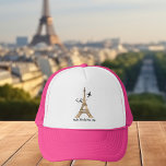 Boné Torre Eiffel Chic Trip em Paris Personalizável<br><div class="desc">Personalize esses chapéus de férias de Paris minimalistas para sua reunião familiar ou viagem de meninas. Um desenho artístico da torre Eiffel com um avião voando atrás dela para simbolizar sua viagem de avião. Escrita cursiva personalizada.</div>