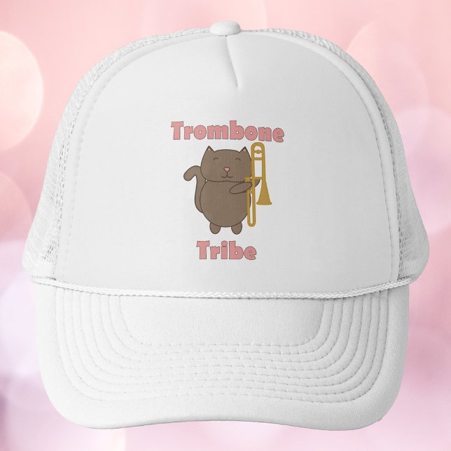 Boné Tribo do Trombone Gato Fofo Letras Rosa (A hat with a brown cat holding a trombone and the words trombone tribe in pink.)