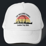 Boné Trilha de Família Personalizada Sunset da Inglater<br><div class="desc">O chapéu personalizado de férias de Londres, com uma silhueta das atrações da cidade em frente a um pôr do sol legal, incluindo a ponte, o olho de Londres (Millenium Wheel) e o relógio do Big Ben. Legal viagem do Reino Unido guardam lembrança.</div>