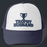 Boné Trophy Husband<br><div class="desc">o humor engraçado do aniversário para o hubby Celebrar a jornada do amor e da família é uma maravilhosa aventura. Para a nossa humilde e criativa, aqui está um aniversário cheio de risos, caprichos e humor interminável, marcando não apenas nosso aniversário, mas também a alegria da paternidade. Neste dia especial,...</div>