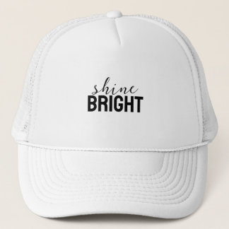 Boné Trucker com Adesivo Estético Brilhante