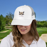 Boné Trucker Hat<br><div class="desc">Esta libélula de estilo Arte Folk tem cores ricas e um Monograma para suas iniciais de 1rua e sobrenome. A modelo do monograma é fácil de usar e você pode até mesmo mudar a cor das letras, se quiser, clicando no botão "editar usando a ferramenta design" na parte inferior do...</div>