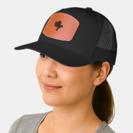 Boné trucker preto com um remendo de couro marrom