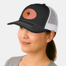 Boné trucker preto com um remendo de couro marrom