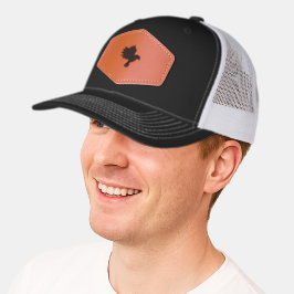 Boné trucker preto com um remendo de couro marrom