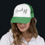 Boné Trucker Unissex com Logo Carvão Bêbado AF<br><div class="desc">Boné de caminhoneiro unissex Drunk AF - o logotipo pode ser movido se necessário, e você pode adicionar texto para personalizar. Recomendamos algo como uma hashtag de casamento! Nós amamos tudo sobre essa coleção: paleta de cores rosa, verde e preto, tipografia relaxada e divertida, e gráficos perfeitos para o verão...</div>