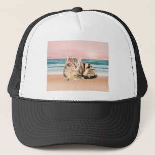 Boné Um gato listrado mais fofo sentado na praia com o