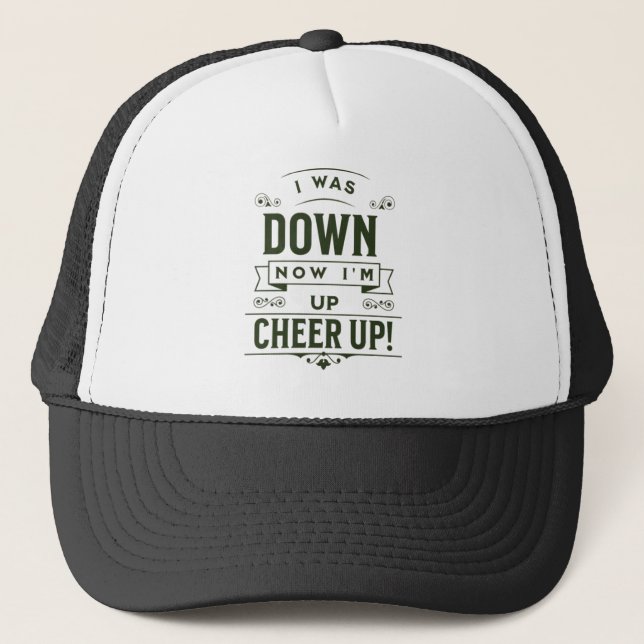 BONÉ UNISEX NOW I'M UP CHEER UP TRUCKER HAT  (Frente)