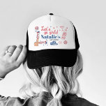 Boné Vamos Go Girls Cowgirl Última Bachelorette Rodeo<br><div class="desc">Sim, vaqueiras! Prepare-se para balançar seu último rodeio em estilo com nosso Vamos Ir Meninas Cowgirl Último Rodeio Bachelorette Trucker Hat! É o acessório perfeito para sua aventura ocidental vermelha, branca e azul do país, cheia de atributos chave para tornar sua festa de solteira inesquecível. Criado para o melhor batente...</div>