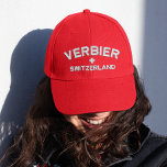 Boné Verbier, Suiça. Personalizável<br><div class="desc">Verbier, Suiça. Este boné vermelho é obrigatório para qualquer ventilador de Verbier, Suiça. A cor principal do boné é uma vibrante sombra de vermelho, que se destaca e pega o olho. A frente do boné é bordada com o nome "Verbier" em caracteres a negrito e brancos, o que contrasta bem...</div>