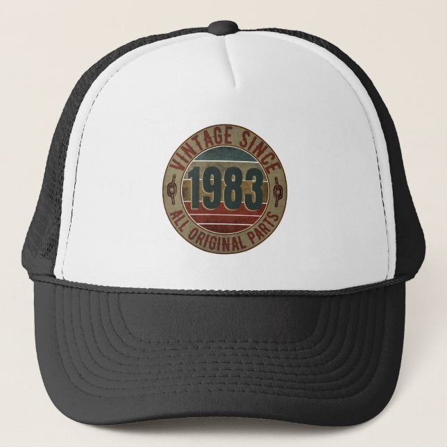 BONÉ VINTAGE 1983 BIRTHDAY GIFT TRUCKER HAT (Frente)