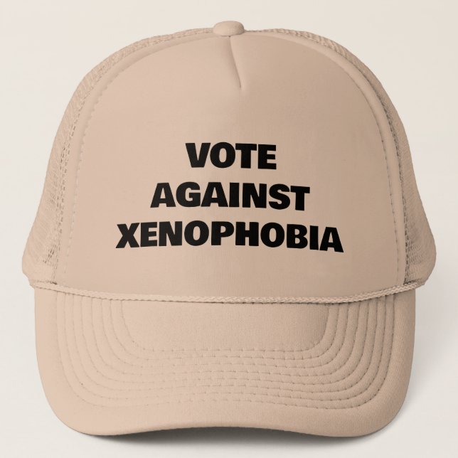 Boné Votar Contra Xenofobia Trucker Hat (Frente)