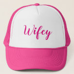 Boné Wifey. Rosa e branco<br><div class="desc">Bonito,  cor-de-rosa e branco,  "Wifey, " chapéu. Presente agradável para recentemente um wed. Harmonização preto e branco,  "benzinho, " chapéu também disponível.

https://www.zazzle.com/hubby_black_and_white_trucker_hat-148340257032118617</div>