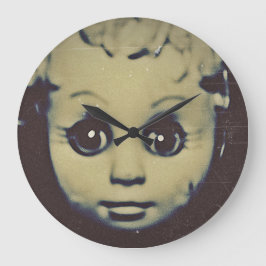 boneca assombrada dá um relógio grande