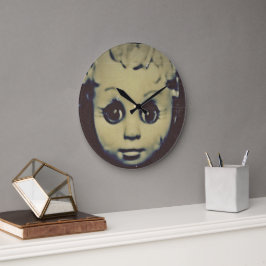 boneca assombrada dá um relógio grande