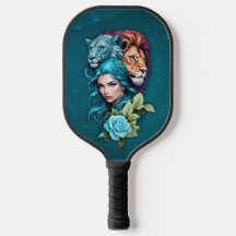 Bonita cabeça de mulher com olhos expressivos