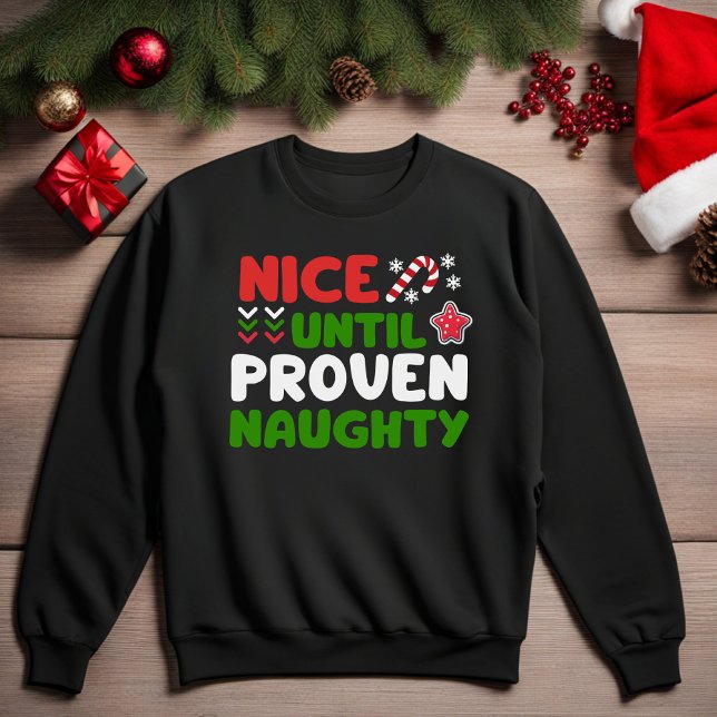 Bonito até a camiseta de Natal travessa comprovada (Nice Until Proven Naughty Funny Christmas Sweatshirt)